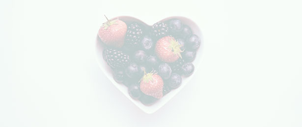 купичка с боровинки и ягоди във формата на сърце като фон за лечебни диети
